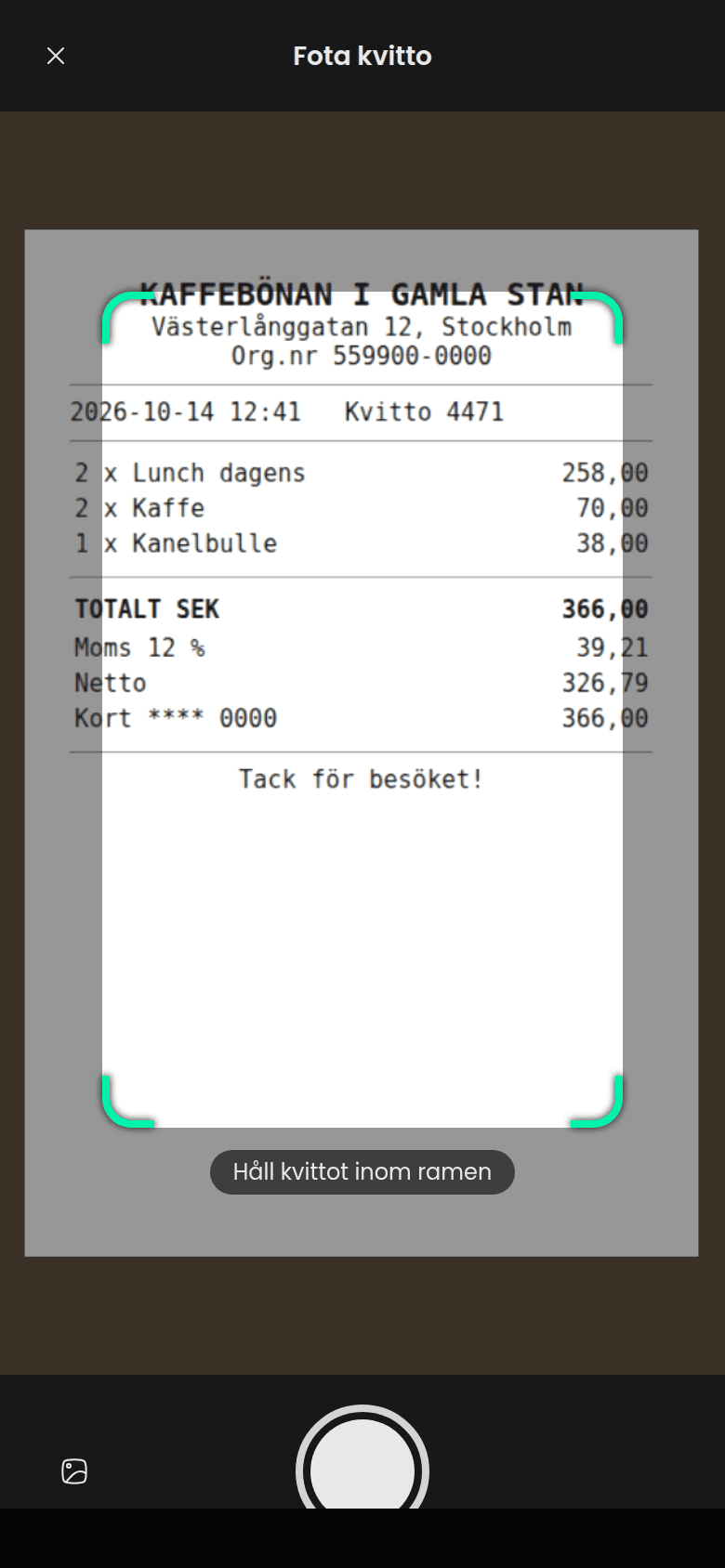 Vyn Fota kvitto i mobilen med kameran riktad mot ett kvitto inom ramen